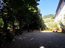 Giardino di ingresso con 40 posti a sedere